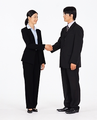 포토 JPG 스튜디오촬영 전신 여자 남자 회사 비즈니스 악수 협상 서기 사람 정장 성인 두명 거래 직장인 비즈니스맨 비즈니스우먼 상사 동료 계약 성인만 국내포토 직업 옷 관계 모션 실내 손짓 파일형식