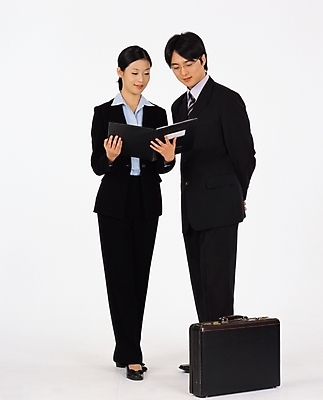 포토 JPG 스튜디오촬영 전신 여자 남자 서류가방 가방 회사 비즈니스 서기 사람 정장 성인 두명 앞모습 직장인 비즈니스맨 비즈니스우먼 상사 동료 결재판 결제서류 성인만 국내포토 직업 잡화 옷 뷰포인트 관계 모션 실내 문서 결재 파일형식
