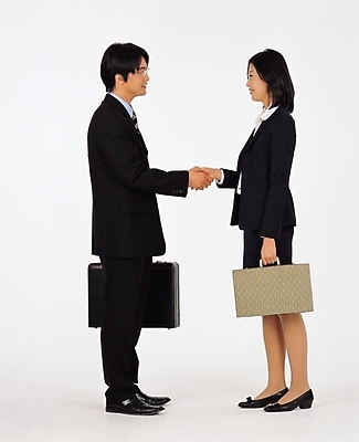 포토 JPG 스튜디오촬영 전신 여자 남자 서류가방 가방 회사 비즈니스 악수 서기 사람 정장 성인 두명 옆모습 거래 직장인 비즈니스맨 비즈니스우먼 상사 동료 계약 성인만 국내포토 직업 잡화 옷 뷰포인트 관계 모션 실내 손짓 파일형식