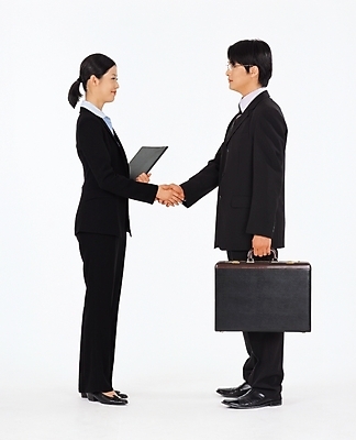 포토 JPG 스튜디오촬영 전신 여자 남자 서류가방 가방 회사 비즈니스 악수 서기 사람 정장 성인 두명 옆모습 거래 직장인 비즈니스맨 비즈니스우먼 상사 동료 계약 결제서류 성인만 국내포토 직업 잡화 옷 뷰포인트 관계 모션 실내 손짓 문서 파일형식