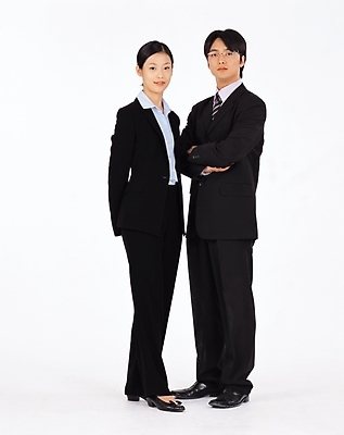 포토 JPG 스튜디오촬영 전신 여자 남자 회사 비즈니스 서기 사람 정장 성인 두명 앞모습 직장인 비즈니스맨 비즈니스우먼 상사 동료 성인만 국내포토 직업 옷 뷰포인트 관계 모션 실내 파일형식
