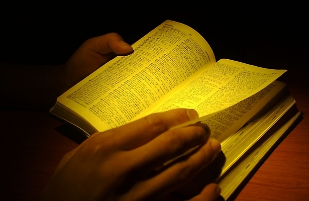 포토 JPG 손 백그라운드 신체 비즈니스 사람 근접촬영 신체부위 사무용품 오브젝트 사전 영어사전 국내포토 뷰포인트 문구용품 책 파일형식