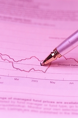 포토 JPG 백그라운드 비즈니스 통계 그래프 문구용품 근접촬영 사람없음 금융 필기구 펜 볼펜 사무용품 신문 주식 분석 서류판 실적 국내포토 뷰포인트 컨셉 간행물 경제 뉴스 오브젝트 파일형식