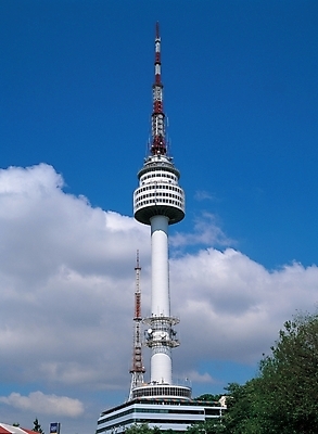 포토 JPG 주간 구름 시설물 현대건축 건축 하늘 서울 한국 사람없음 야외 건물 탑 남산 남산타워 국내포토 자연요소 건축물 아시아 랜드마크 파일형식