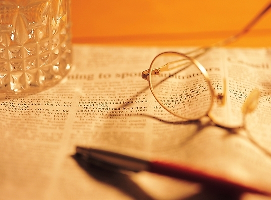 포토 JPG 스튜디오촬영 잡화 안경 백그라운드 실내 근접촬영 사람없음 컵 볼펜 사무용품 신문 오브젝트 국내포토 식기 뷰포인트 문구용품 내부 간행물 펜 뉴스 파일형식