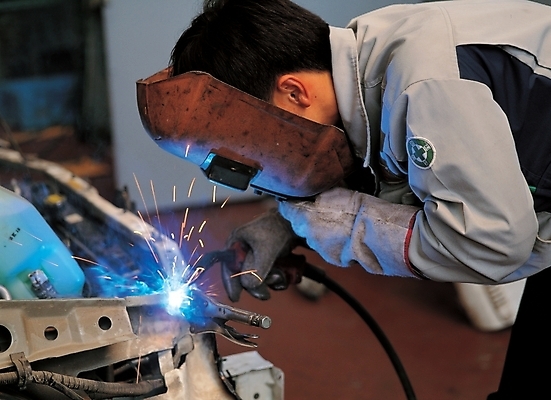 포토 JPG 남자 산업 불 불꽃 실내 한명 사람 근접촬영 20대 성인 기술자 엔지니어 산업현장 제조업 조립 용접 남자만 남자한명만 성인남자만 청년만 청년남자만 청년남자한명만 성인한명만 성인남자한명만 성인만 국내포토 자연요소 직업 1 뷰포인트 청년 내부 파일형식