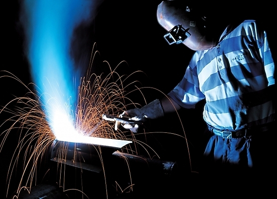 포토 JPG 남자 산업 불 불꽃 실내 한명 사람 20대 성인 엔지니어 수리 산업현장 용접 남자만 남자한명만 성인남자만 청년만 청년남자만 청년남자한명만 성인한명만 성인남자한명만 성인만 국내포토 자연요소 1 청년 내부 기술자 파일형식