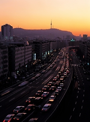 포토 JPG 도로 백그라운드 야경 자연 사람없음 야외 일몰 도시 출근 러시아워 퇴근길 국내포토 길 교통 교통시설 노을 야간 생태계 출퇴근 퇴근 파일형식 풍경_경치