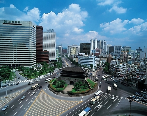 포토 JPG 주간 한국문화 한국전통 건축 도로 백그라운드 고건축 한국건축 자연 풍경 사람없음 야외 하이앵글 동양건축 문화재 도시 숭례문 국보 성문 국내포토 자연요소 동양문화 전통 건축물 길 뷰포인트 교통시설 한국 성 생태계 랜드마크 파일형식 동양