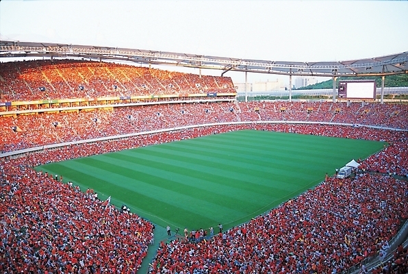 포토 JPG 주간 시설물 현대건축 건축 스포츠 스포츠시설 여러명 야외 빨간색 구기 축구 스타디움 축구장 붉은악마 축구경기 축구관람 월드싸커 국내포토 자연요소 건축물 컬러 다수 사람 경기 경기장 시설 관람 파일형식