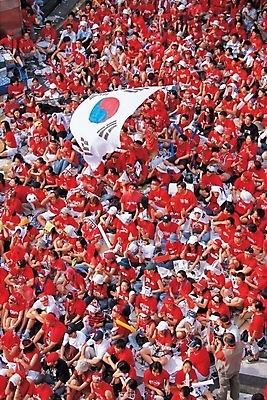 포토 JPG 주간 백그라운드 응원 사람 야외 빨간색 하이앵글 스타디움 경기장 군중 태극기 붉은악마 축구경기 축구관람 월드싸커 국내포토 자연요소 스포츠 뷰포인트 컬러 스포츠시설 경기 축구 국기 관람 파일형식