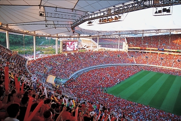 포토 JPG 주간 시설물 건축물 현대건축 건축 스포츠 스포츠시설 응원 여러명 야외 하이앵글 구기 축구 스타디움 경기장 축구장 붉은악마 축구경기 축구관람 월드싸커 국내포토 자연요소 뷰포인트 다수 사람 경기 시설 관람 파일형식