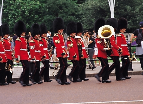 포토 JPG 주간 서양인 해외풍경 여자 남자 유럽 악기 음악 외국문화 다수 자연 영국 관악기 사람 풍경 여러명 성인 야외 공연 군인 트럼펫 클라리넷 근위병 영국군인 트롬본 행렬 행진 성인만 국내포토 자연요소 외국인 직업 해외 나라 문화 모션 문화예술 이벤트 목관악기 금관악기 생태계 국군 파일형식