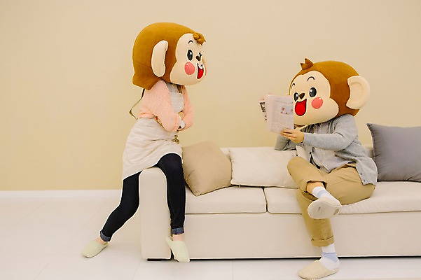 포토 JPG 전신 여자 남자 거실 신혼부부 실내 앉기 20대 성인 두명 옆모습 소파 팔짱 앞치마 한국인 다리꼬기 분노 짜증 원숭이 신문 신문읽기 원숭이캐릭터 동물탈 무시 원숭이머리 인형탈 청년만 성인만 국내포토 부부 감정 뷰포인트 동물캐릭터 의자 포유류 모션 사람 동양인 청년 내부 간행물 뉴스 읽기 신혼 탈 파일형식