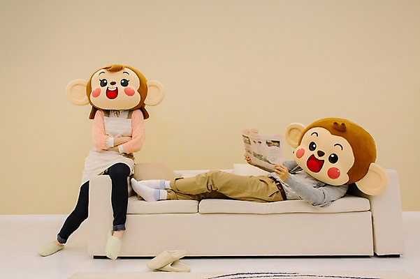 포토 JPG 전신 여자 남자 거실 신혼부부 실내 미소 웃음 앉기 20대 성인 두명 앞모습 옆모습 소파 눕기 팔짱 앞치마 한국인 분노 짜증 원숭이 신문 신문읽기 원숭이캐릭터 동물탈 무시 원숭이머리 인형탈 청년만 성인만 국내포토 부부 감정 뷰포인트 동물캐릭터 의자 포유류 모션 표정 사람 동양인 청년 내부 간행물 뉴스 읽기 신혼 탈 파일형식