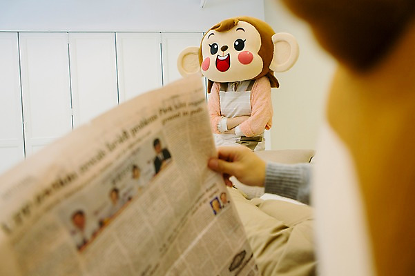 포토 JPG 여자 남자 거실 신혼부부 실내 미소 웃음 상반신 20대 성인 두명 소파 눕기 팔짱 앞치마 한국인 분노 짜증 원숭이 신문 신문읽기 원숭이캐릭터 동물탈 무시 원숭이머리 인형탈 청년만 성인만 국내포토 부부 감정 동물캐릭터 의자 포유류 모션 표정 사람 동양인 청년 내부 간행물 뉴스 읽기 신혼 탈 파일형식