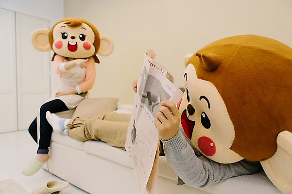 포토 JPG 전신 여자 남자 거실 신혼부부 실내 앉기 20대 성인 두명 눕기 앞치마 한국인 분노 짜증 원숭이 가리킴 신문 신문읽기 원숭이캐릭터 동물탈 무시 원숭이머리 인형탈 청년만 성인만 국내포토 부부 감정 동물캐릭터 포유류 모션 사람 동양인 손짓 청년 내부 간행물 뉴스 읽기 신혼 탈 파일형식