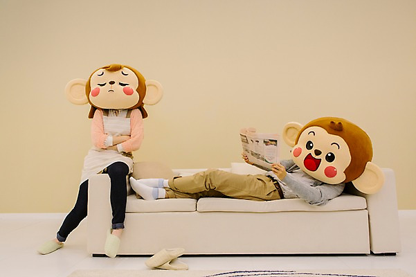 포토 JPG 전신 여자 남자 거실 신혼부부 실내 미소 웃음 앉기 20대 성인 두명 앞모습 옆모습 눕기 앞치마 한국인 분노 짜증 원숭이 신문 신문읽기 원숭이캐릭터 동물탈 무시 원숭이머리 인형탈 청년만 성인만 국내포토 부부 감정 뷰포인트 동물캐릭터 포유류 모션 표정 사람 동양인 청년 내부 간행물 뉴스 읽기 신혼 탈 파일형식