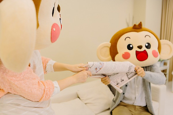 포토 JPG 여자 남자 거실 신혼부부 실내 서기 미소 웃음 앉기 상반신 20대 성인 두명 소파 한국인 분노 짜증 원숭이 잡기 신문 당기기 싸움 원숭이캐릭터 동물탈 원숭이머리 인형탈 청년만 성인만 국내포토 부부 감정 동물캐릭터 의자 포유류 모션 표정 사람 동양인 청년 내부 간행물 뉴스 신혼 탈 파일형식