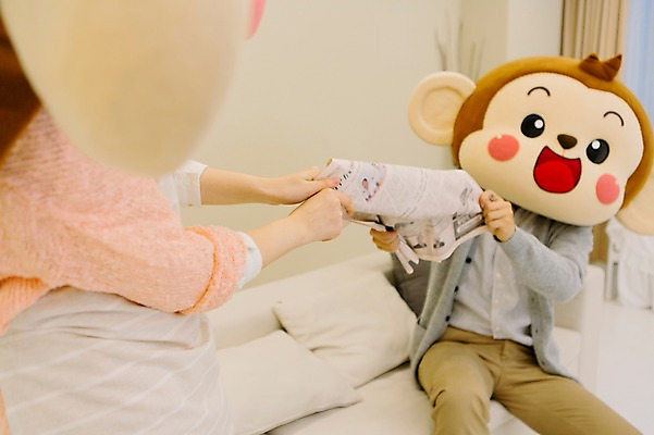 포토 JPG 여자 남자 거실 신혼부부 실내 서기 미소 웃음 앉기 상반신 20대 성인 두명 소파 한국인 분노 짜증 원숭이 잡기 신문 당기기 싸움 원숭이캐릭터 동물탈 원숭이머리 인형탈 청년만 성인만 국내포토 부부 감정 동물캐릭터 의자 포유류 모션 표정 사람 동양인 청년 내부 간행물 뉴스 신혼 탈 파일형식