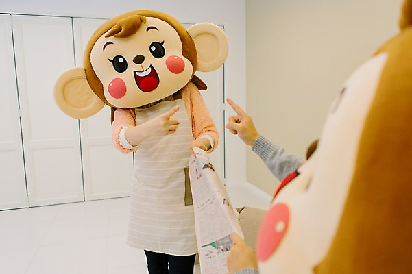 포토 JPG 여자 남자 거실 신혼부부 실내 서기 상반신 20대 성인 두명 앞치마 한국인 분노 짜증 원숭이 가리킴 싸움 원숭이캐릭터 동물탈 원숭이머리 인형탈 청년만 성인만 국내포토 부부 감정 동물캐릭터 포유류 모션 사람 동양인 손짓 청년 내부 신혼 탈 파일형식