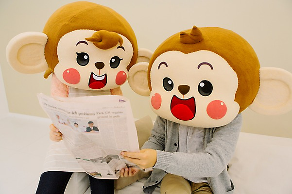 포토 JPG 여자 남자 거실 신혼부부 함께함 실내 미소 웃음 앉기 상반신 20대 성인 두명 앞모습 다정 한국인 원숭이 신문 신문읽기 원숭이캐릭터 동물탈 원숭이머리 인형탈 청년만 성인만 국내포토 부부 뷰포인트 동물캐릭터 컨셉 포유류 모션 표정 사람 동양인 청년 내부 간행물 뉴스 읽기 신혼 탈 파일형식