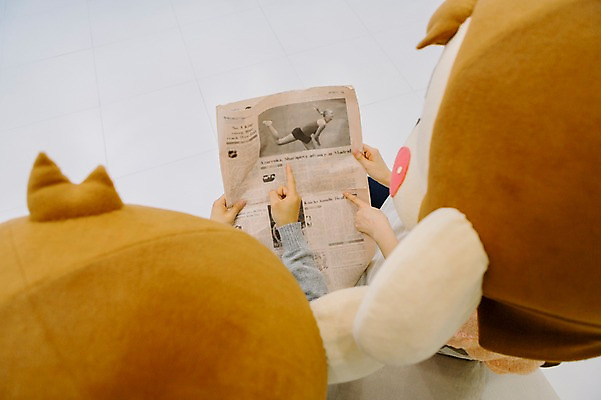 포토 JPG 여자 남자 거실 신혼부부 함께함 실내 상반신 20대 성인 두명 뒷모습 다정 한국인 원숭이 가리킴 신문 신문읽기 원숭이캐릭터 동물탈 원숭이머리 인형탈 청년만 성인만 국내포토 부부 뷰포인트 동물캐릭터 컨셉 포유류 사람 동양인 손짓 청년 내부 간행물 뉴스 읽기 신혼 탈 파일형식