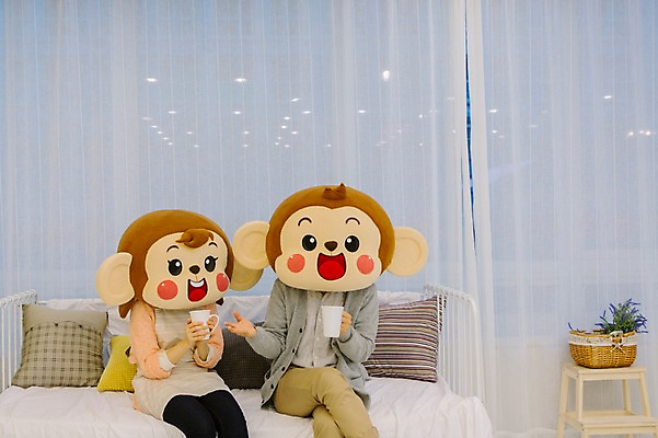 포토 JPG 여자 남자 거실 신혼부부 티타임 휴식 실내 미소 웃음 앉기 상반신 20대 성인 두명 앞모습 소파 한국인 머그컵 다리꼬기 원숭이 커튼 커피잔 원숭이캐릭터 동물탈 원숭이머리 인형탈 청년만 성인만 국내포토 부부 커피 뷰포인트 동물캐릭터 컨셉 의자 포유류 모션 잔 표정 사람 동양인 청년 내부 컵 신혼 탈 파일형식