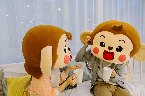 포토 JPG 여자 남자 거실 신혼부부 티타임 휴식 실내 대화 미소 웃음 앉기 상반신 20대 성인 두명 앞모습 옆모습 소파 한국인 머그컵 원숭이 커튼 커피잔 원숭이캐릭터 동물탈 원숭이머리 인형탈 청년만 성인만 국내포토 부부 커피 뷰포인트 동물캐릭터 컨셉 의자 포유류 모션 잔 표정 말하기 사람 동양인 청년 내부 컵 신혼 탈 파일형식