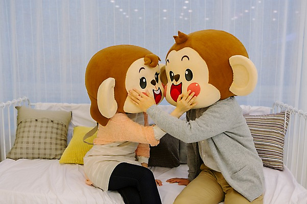 포토 JPG 여자 남자 거실 신혼부부 실내 미소 웃음 앉기 손짓 상반신 20대 성인 두명 옆모습 소파 마주보기 한국인 원숭이 커튼 원숭이캐릭터 감싸기 동물탈 원숭이머리 인형탈 청년만 성인만 국내포토 부부 뷰포인트 동물캐릭터 의자 포유류 모션 표정 사람 동양인 청년 내부 신혼 탈 파일형식