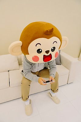 포토 JPG 전신 남자 거실 휴식 실내 한명 미소 웃음 앉기 20대 성인 스마트폰 소파 한국인 원숭이 웹서핑 원숭이캐릭터 동물탈 모바일게임 원숭이머리 인형탈 남자만 청년남자한명만 성인남자한명만 국내포토 1 동물캐릭터 컨셉 의자 포유류 모션 표정 사람 동양인 청년 내부 핸드폰 스마트기기 게임 탈 남자한명만 성인남자만 청년남자만 파일형식