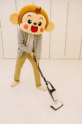 포토 JPG 전신 남자 거실 실내 한명 서기 미소 웃음 20대 성인 앞모습 한국인 원숭이 청소 청소기 원숭이캐릭터 동물탈 원숭이머리 인형탈 남자만 청년남자한명만 성인남자한명만 국내포토 1 뷰포인트 동물캐릭터 포유류 모션 표정 사람 동양인 청년 내부 전자제품 청소도구 탈 남자한명만 성인남자만 청년남자만 파일형식