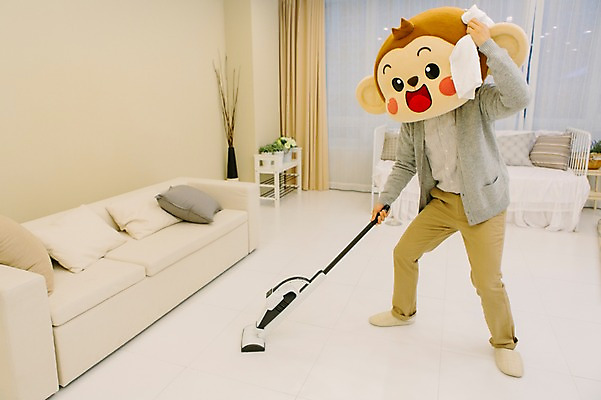 포토 JPG 전신 남자 거실 실내 한명 서기 미소 웃음 20대 성인 소파 한국인 원숭이 청소 땀 청소기 닦기 원숭이캐릭터 동물탈 원숭이머리 인형탈 남자만 청년남자한명만 성인남자한명만 국내포토 1 동물캐릭터 의자 포유류 모션 표정 사람 동양인 청년 내부 전자제품 청소도구 탈 남자한명만 성인남자만 청년남자만 파일형식