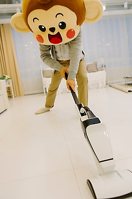 포토 JPG 전신 남자 거실 실내 한명 서기 미소 웃음 20대 성인 앞모습 한국인 원숭이 청소 청소기 원숭이캐릭터 동물탈 원숭이머리 인형탈 남자만 청년남자한명만 성인남자한명만 국내포토 1 뷰포인트 동물캐릭터 포유류 모션 표정 사람 동양인 청년 내부 전자제품 청소도구 탈 남자한명만 성인남자만 청년남자만 파일형식