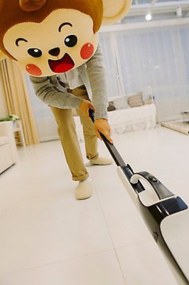 포토 JPG 전신 남자 거실 실내 한명 서기 미소 웃음 20대 성인 앞모습 한국인 원숭이 청소 청소기 원숭이캐릭터 동물탈 원숭이머리 인형탈 남자만 청년남자한명만 성인남자한명만 국내포토 1 뷰포인트 동물캐릭터 포유류 모션 표정 사람 동양인 청년 내부 전자제품 청소도구 탈 남자한명만 성인남자만 청년남자만 파일형식