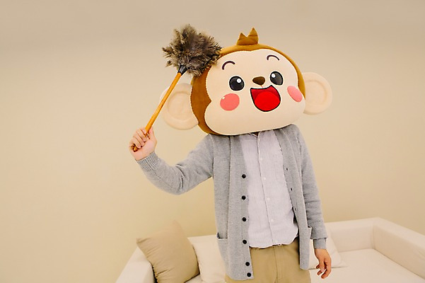 포토 JPG 남자 거실 실내 한명 서기 미소 웃음 들기 상반신 20대 성인 앞모습 한국인 원숭이 먼지떨이 청소 원숭이캐릭터 동물탈 원숭이머리 인형탈 남자만 청년남자한명만 성인남자한명만 국내포토 1 뷰포인트 동물캐릭터 포유류 모션 표정 사람 동양인 청년 내부 청소도구 탈 남자한명만 성인남자만 청년남자만 파일형식