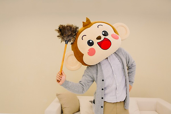 포토 JPG 남자 허리손 거실 실내 한명 서기 미소 웃음 들기 상반신 20대 성인 앞모습 한국인 원숭이 먼지떨이 청소 원숭이캐릭터 동물탈 원숭이머리 인형탈 남자만 청년남자한명만 성인남자한명만 국내포토 1 뷰포인트 동물캐릭터 포즈 포유류 모션 표정 사람 동양인 청년 내부 청소도구 탈 남자한명만 성인남자만 청년남자만 파일형식