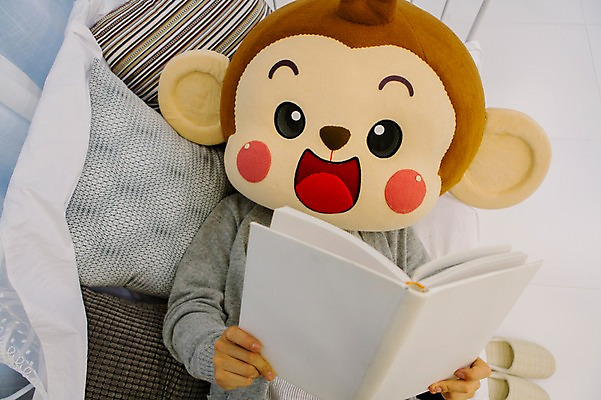 포토 JPG 남자 거실 실내 한명 미소 웃음 상반신 20대 성인 앞모습 책 소파 하이앵글 눕기 독서 한국인 원숭이 원숭이캐릭터 동물탈 원숭이머리 인형탈 남자만 청년남자한명만 성인남자한명만 국내포토 1 뷰포인트 동물캐릭터 의자 포유류 모션 표정 사람 동양인 청년 내부 탈 남자한명만 성인남자만 청년남자만 파일형식