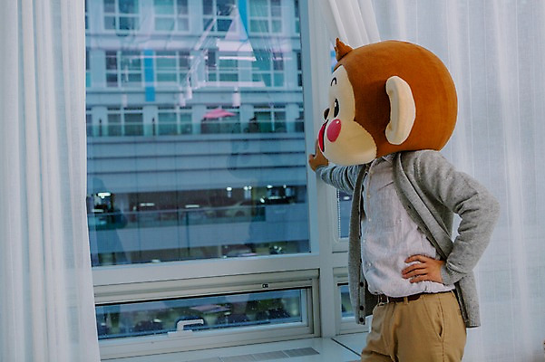 포토 JPG 응시 남자 허리손 거실 창문 실내 한명 서기 상반신 20대 성인 옆모습 한국인 원숭이 커튼 창가 원숭이캐릭터 동물탈 원숭이머리 인형탈 손짚기 남자만 청년남자한명만 성인남자한명만 국내포토 1 시선 뷰포인트 동물캐릭터 포즈 포유류 모션 사람 동양인 손짓 청년 내부 탈 남자한명만 성인남자만 청년남자만 파일형식