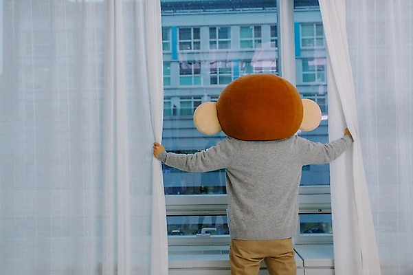 포토 JPG 남자 거실 창문 팔벌리기 실내 한명 서기 상반신 20대 성인 뒷모습 한국인 원숭이 커튼 창가 원숭이캐릭터 동물탈 원숭이머리 인형탈 남자만 청년남자한명만 성인남자한명만 국내포토 1 뷰포인트 동물캐릭터 포유류 모션 사람 동양인 청년 내부 탈 남자한명만 성인남자만 청년남자만 파일형식