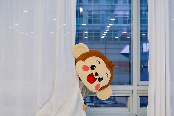 포토 JPG 남자 거실 창문 실내 한명 미소 웃음 상반신 20대 성인 앞모습 한국인 원숭이 커튼 창가 원숭이캐릭터 동물탈 숨기 원숭이머리 인형탈 남자만 청년남자한명만 성인남자한명만 국내포토 1 뷰포인트 동물캐릭터 포유류 모션 표정 사람 동양인 청년 내부 탈 남자한명만 성인남자만 청년남자만 파일형식