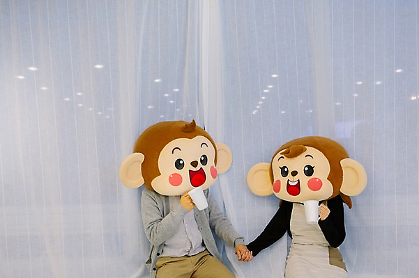 포토 JPG 여자 남자 거실 신혼부부 휴식 함께함 실내 미소 웃음 앉기 상반신 20대 성인 두명 앞모습 마주보기 손잡기 다정 한국인 머그컵 원숭이 커튼 커피잔 창가 원숭이캐릭터 동물탈 원숭이머리 인형탈 청년만 성인만 국내포토 부부 커피 뷰포인트 동물캐릭터 컨셉 창문 포유류 모션 잔 표정 사람 동양인 청년 내부 컵 신혼 탈 파일형식