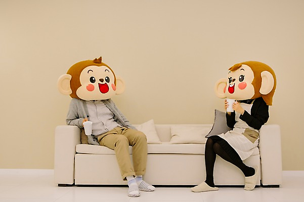 포토 JPG 전신 여자 남자 거실 신혼부부 티타임 휴식 함께함 실내 미소 웃음 앉기 20대 성인 두명 옆모습 소파 앞치마 다정 한국인 머그컵 원숭이 커피잔 원숭이캐릭터 동물탈 원숭이머리 인형탈 청년만 성인만 국내포토 부부 커피 뷰포인트 동물캐릭터 컨셉 의자 포유류 모션 잔 표정 사람 동양인 청년 내부 컵 신혼 탈 파일형식