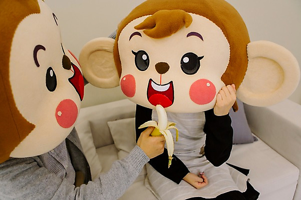포토 JPG 여자 남자 거실 신혼부부 함께함 바나나 실내 미소 웃음 앉기 상반신 20대 성인 두명 앞모습 옆모습 소파 앞치마 다정 한국인 원숭이 먹기 먹여주기 원숭이캐릭터 동물탈 원숭이머리 인형탈 청년만 성인만 국내포토 부부 뷰포인트 동물캐릭터 컨셉 의자 과일 포유류 모션 표정 사람 동양인 청년 내부 신혼 탈 파일형식