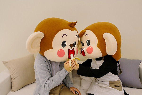 포토 JPG 여자 남자 거실 신혼부부 함께함 바나나 실내 미소 웃음 앉기 상반신 20대 성인 두명 앞모습 소파 앞치마 다정 한국인 원숭이 먹기 먹여주기 원숭이캐릭터 동물탈 원숭이머리 인형탈 청년만 성인만 국내포토 부부 뷰포인트 동물캐릭터 컨셉 의자 과일 포유류 모션 표정 사람 동양인 청년 내부 신혼 탈 파일형식