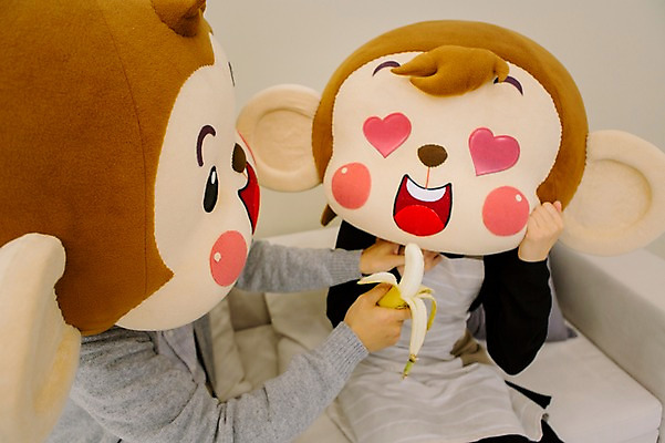 포토 JPG 여자 남자 거실 신혼부부 함께함 바나나 실내 미소 웃음 앉기 상반신 20대 성인 두명 앞모습 옆모습 소파 앞치마 다정 한국인 원숭이 먹기 먹여주기 원숭이캐릭터 동물탈 원숭이머리 인형탈 청년만 성인만 국내포토 부부 뷰포인트 동물캐릭터 컨셉 의자 과일 포유류 모션 표정 사람 동양인 청년 내부 신혼 탈 파일형식