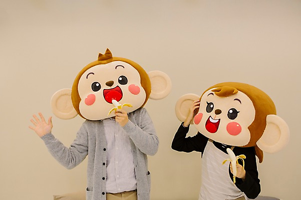 포토 JPG 여자 남자 거실 신혼부부 바나나 실내 미소 웃음 들기 상반신 20대 성인 두명 앞모습 앞치마 한국인 원숭이 먹기 원숭이캐릭터 동물탈 원숭이머리 인형탈 청년만 성인만 국내포토 부부 뷰포인트 동물캐릭터 과일 포유류 모션 표정 사람 동양인 청년 내부 신혼 탈 파일형식