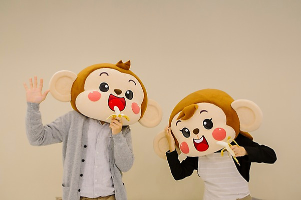 포토 JPG 여자 남자 거실 신혼부부 바나나 실내 미소 웃음 들기 상반신 20대 성인 두명 앞모습 앞치마 한국인 원숭이 먹기 원숭이캐릭터 동물탈 원숭이머리 인형탈 청년만 성인만 국내포토 부부 뷰포인트 동물캐릭터 과일 포유류 모션 표정 사람 동양인 청년 내부 신혼 탈 파일형식