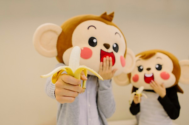 포토 JPG 여자 남자 거실 신혼부부 바나나 실내 미소 웃음 들기 상반신 20대 성인 두명 앞모습 한국인 원숭이 손내밀기 주기 입가림 원숭이캐릭터 동물탈 원숭이머리 인형탈 청년만 성인만 국내포토 부부 뷰포인트 동물캐릭터 과일 포유류 모션 표정 사람 동양인 손짓 청년 내부 가림 신혼 탈 파일형식