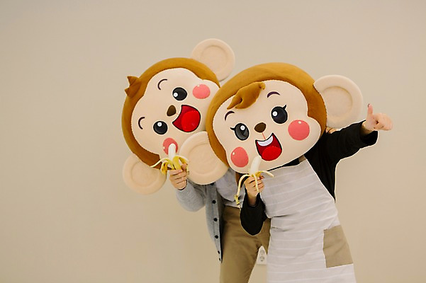 포토 JPG 여자 남자 거실 신혼부부 바나나 실내 미소 웃음 들기 상반신 20대 성인 두명 앞모습 앞치마 한국인 엄지손가락 원숭이 최고 먹기 원숭이캐릭터 동물탈 원숭이머리 인형탈 청년만 성인만 국내포토 부부 뷰포인트 동물캐릭터 과일 포유류 손가락 모션 표정 사람 동양인 청년 내부 신혼 탈 파일형식